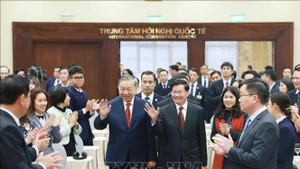 Le secrétaire général du PPRL et président du Laos, Thongloun Sisoulith, et le secrétaire général du PCV, To Lam, coprésident, le 26 janvier à Hanoï, une conférence d’information consacrée aux résultats du XIIᵉ Congrès national du PPRL. Photo : VNA.