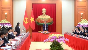 Le secrétaire général To Lam préside la réunion avec les équipes de rédaction.