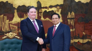 Le Premier ministre Pham Minh Chinh (droite) et l'ambassadeur des États-Unis au Vietnam, Marc Knapper. Photo : VNA.