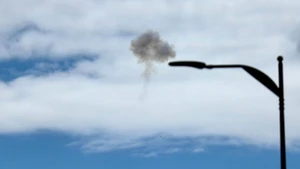 De la fumée s'élève au-dessus de Jérusalem, en Israël, le 28 février 2026. Photo : Xinhua/VNA.