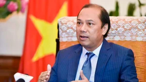 L’ambassadeur du Vietnam aux États-Unis : Nguyen Quoc Dung. 