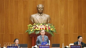 Xaysomphon Phomvihane, membre du Politburo et président de la 9e Assemblée nationale du Laos, prononce le discours d'ouverture de la session. Photo : VNA.