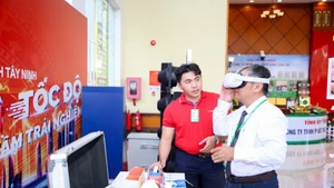La technologie de réalité virtuelle est appliquée dans la transformation numérique, contribuant à améliorer l’efficacité de l’expérience et à renforcer l’interaction numérique. Photo : VNA.