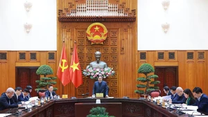 Le Premier ministre Pham Minh Chinh (debout) préside la deuxième réunion du Comité directeur gouvernemental pour la gestion et l’administration macroéconomiques, à Hanoi, le 26 janvier. Photo : VNA.
