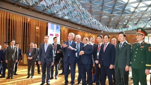 Le Premier ministre Pham Minh Chinh en visite de travail au siège du groupe Novatek. Photo : VNA.