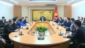 La rencontre entre le vice-Premier ministre Nguyen Chi Dung et Wang Jibing, président du conseil d’administration du groupe ArcherMind. Photo : VNA.