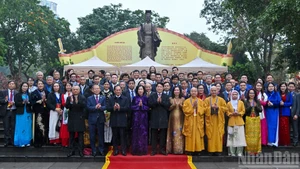 Le président Luong Cuong et les délégués devant la statue du roi Ly Thai To.