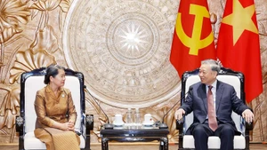 Le secrétaire général du PCV, To Lam (à droite), et la vice-présidente du Parti du peuple cambodgien (PPC) et présidente du Conseil national du Front de solidarité pour le développement de la Patrie du Cambodge (FSDPC), Men Sam An, à Hanoi, le 23 mars. Photo : VNA.