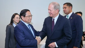 M. Marcus Wallenberg, président du conseil d'administration du groupe SEB et chef du conglomérat Wallenberg, accueille le Premier ministre Phạm Minh Chính lors d’un petit-déjeuner de travail avec les dirigeants des grands groupes économiques suédois. Photo : VGP.