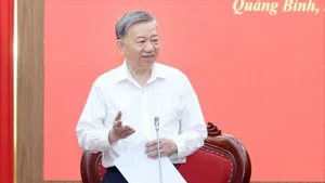 Le secrétaire général du Parti communiste du Vietnam (PCV), To Lam, s'exprime lors de la séance de travail avec les permanences des Comités provinciaux du Parti de Quang Binh et de Quang Tri. Photo : NDEL.