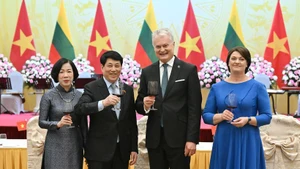 Le président de la République, Luong Cuong, et son épouse président un banquet d’État solennel en l’honneur du président lituanien, Gitanas Nauseda, et de son épouse, actuellement en visite officielle au Vietnam. Photo : VNA.