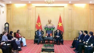 Le professeur-docteur Nguyen Xuan Thang, directeur de l’Académie nationale de politique Ho Chi Minh, reçoit l’ambassadeur du Danemark au Vietnam, Nicolai Prytz. Photo : VNA.