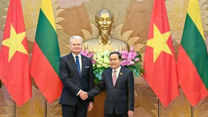 Le président de l'Assemblée nationale du Vietnam, Tran Thanh Man (à droite) et le président lituanien, Gitanas Nauseda. Photo : NDEL.