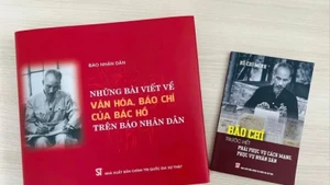 Deux ouvrages sur la presse révolutionnaire vietnamienne publiés par les Éditions politiques nationales Vérité. Photo : SGGP.