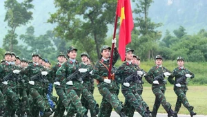 Des femmes soldats participant à l'entraînement collectif. Photo : VNA.