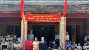 Le maire Ako Kazuhiko prend la parole lors de l’échange culturel. Photo : HueNgayNay.