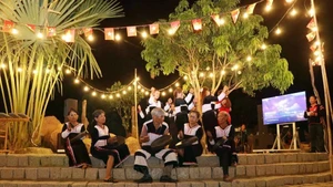 Spectacle culturel interprété par des membres de l'ethnie Ede au service des touristes. Photo : VNA.