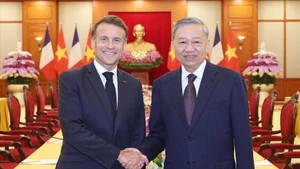 Le secrétaire général du Parti To Lam (droite) et le président français Emmanuel Macron à Hanoï en mai 2025. Photo : VNA.