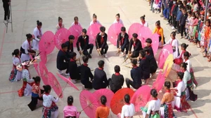 Des élèves du hameau de Can Chu Phin (province de Ha Giang) participent à une activité sous le drapeau autour du thème « Intégrer la culture traditionnelle à l’école ». Photo : NDEL.