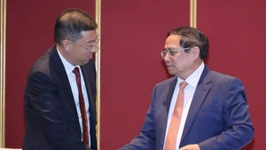 Le Premier ministre Pham Minh Chinh (à droite) rencontre le président de la Banque de Chine (BOC), Ge Haijiao, le 24 juin 2025. Photo : VNA.