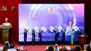 Les délégués lancent le prix lors de la cérémonie officielle. Photo : baodautu