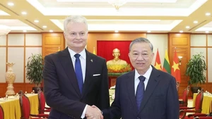 Le secrétaire général du Parti Tô Lâm (droite) reçoit le président lituanien Gitanas Nausėda. Photo : VNA.
