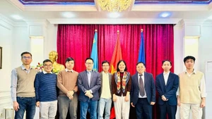L’ambassadrice du Vietnam au Kazakhstan Pham Thai Nhu Mai, l’Association des intellectuels et entrepreneurs vietnamiens au Kazakhstan. Photo : Ambassade du Vietnam au Kazakhstan.