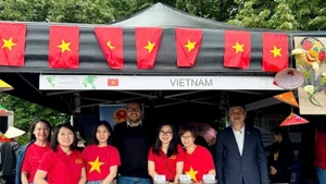 Au stand vietnamien. Photo : VNA.