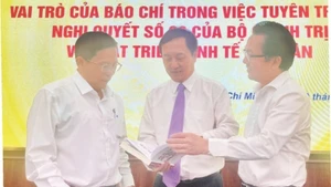 M. Huynh Thanh Dat (au centre) échange avec le journaliste Tô Dinh Tuan, rédacteur en chef du journal Người Lao Động, et M. Nguyen Anh Duc, directeur général de Saigon Co.op, au sujet de la Résolution n° 68 et des moyens de la diffuser largement. Photo: NDEL