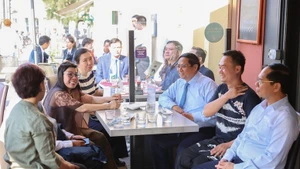 Le Premier ministre Pham Minh Chinh et son épouse rendent visite à la famille de Vo Ba Luan, propriétaire d'un restaurant niçois. Photo : VGP.