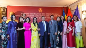 Le Premier ministre Pham Minh Chinh, accompagné de son épouse, rencontre le personnel de l’ambassade et des représentants de la communauté vietnamienne en Suède. Photo : VGP.