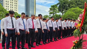 La délégation de la province de Thanh Hoa et les journalistes rendent hommage au grand Président Hô Chi Minh. Photo: NDEL