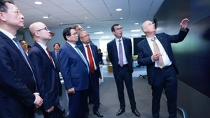 Le PM Pham Minh Chinh visite la SNCF. Photo : VNA.