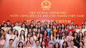 Le Premier ministre Pham Minh Chinh pose avec les représentants de la communauté vietnamienne en Chine, à Tianjin, le 25 juin. Photo : VGP.