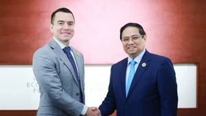Le Premier ministre Pham Minh Chinh (droite) et le président équatorien Daniel Noboa. Photo : VNA.