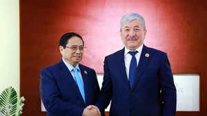 Le Premier ministre Pham Minh Chinh (gauche) et son homologue kirghize, Adylbek Kasimalyev. Photo : VNA.