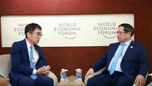Le Premier ministre Pham Minh Chinh (droite)) rencontre, le Professeur Tetsuya Watanabe, président de l'ERIA. Photo : VNA.