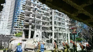 Un bâtiment endommagé après une attaque à Ramat Gan, en Israël. Photo : XINHUA/VNA.
