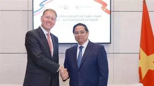 Le Premier ministre Pham Minh Chinh (à droite) travaille avec Airbus, à Paris, le 11 juin. Photo : VNA.