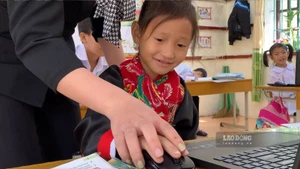 Les enfants sont très enthousiastes à propos du cours d’informatique. Photo : LĐO