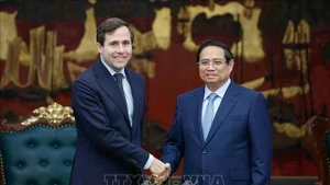 Le 12 mai 2025, à Hanoï, le Premier ministre Pham Minh Chinh reçoit Benjamin Dousa, ministre suédois de la Coopération internationale au développement et du Commerce extérieur. Photo : VNA.