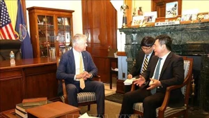 Le ministre vietnamien de l'Industrie et du Commerce, Nguyen Hong Dien (droite) et le sénateur du Kansas, Roger Marshall. Photo : VNA.