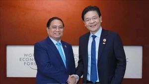 Le Premier ministre Pham Minh Chinh (gauche) rencontre son homologue singapourien Lawrence Wong. Photo : VNA.