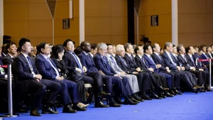 Le Premier ministre Pham Minh Chinh (2e à partir de la gauche, premier rang) lors de la séance plénière d’ouverture de la 16e réunion annuelle des nouveaux champions du Forum économique mondial (FEM). Photo : VGP.