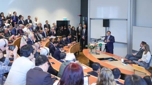 Le Premier ministre Pham Minh Chinh visite et prononce le 12 juin (heure locale) un discours de politique à l’Université d’économie de Stockholm. Photo : VNA.