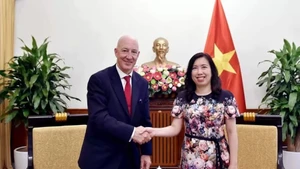La vice-ministre Le Thi Thu Hang a reçu M. Mark Kent, président du Réseau d’Amitié Vietnam - Royaume-Uni. Photo : baoquocte.