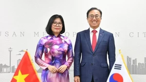 La consule générale Doan Phuong Lan et le vice-maire de Busan, Kim Gwang Hoe. Photo : Baoquocte.