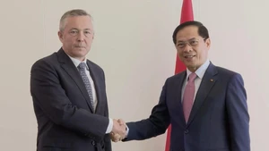 Le vice-Premier ministre et ministre des Affaires étrangères du Vietnam, Bui Thanh Son (à droite) et l’envoyé spécial du président chilien pour les affaires maritimes, Heraldo Munoz, à Nice, en France, le 11 juin. Photo : VNA.
