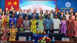 Le Premier ministre de la République de Vanuatu, Nauka Jotham Napat, et la délégation en photo souvenir à l’Université de Nha Trang.