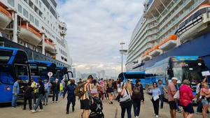 Le Celebrity Solstice et le Vasco Da Gama au port de croisière international de Ha Long à Quang Ninh. Photo : tienphong.vn